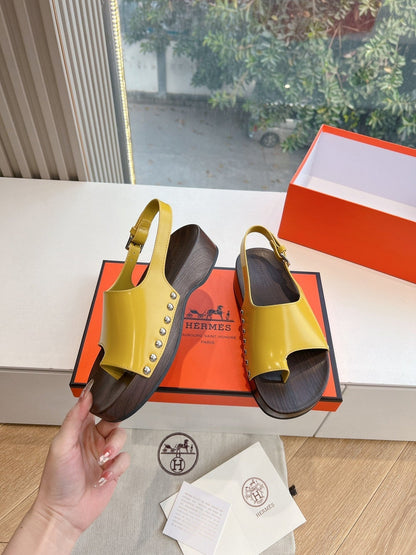 FLAT SANDAL IN CORN YELLOW CALFSKIN