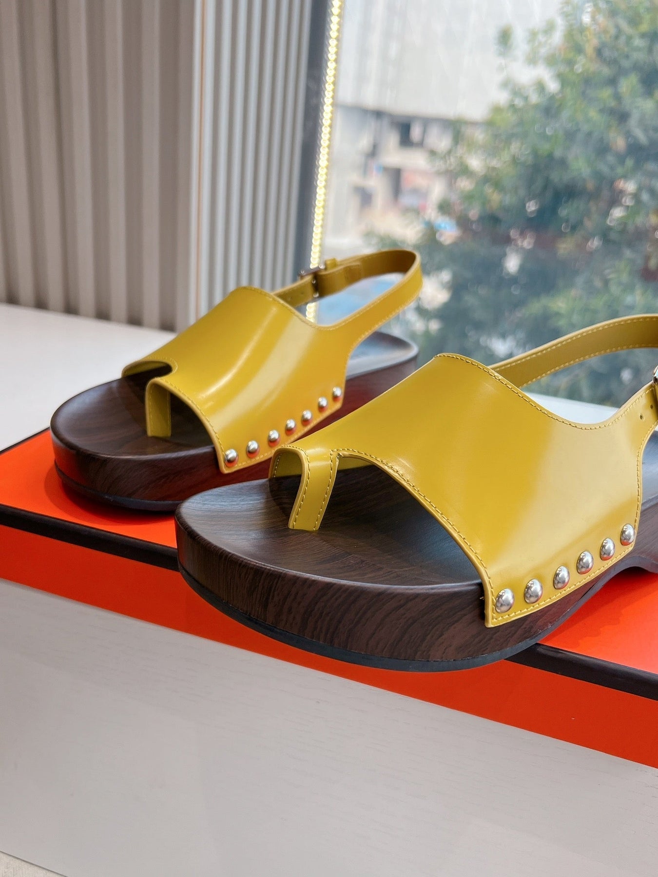 FLAT SANDAL IN CORN YELLOW CALFSKIN