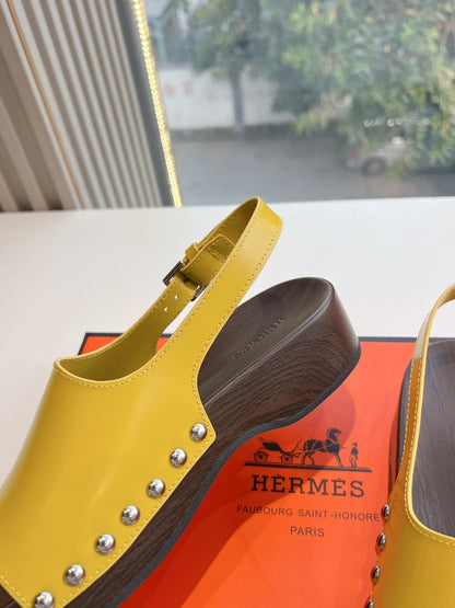 FLAT SANDAL IN CORN YELLOW CALFSKIN