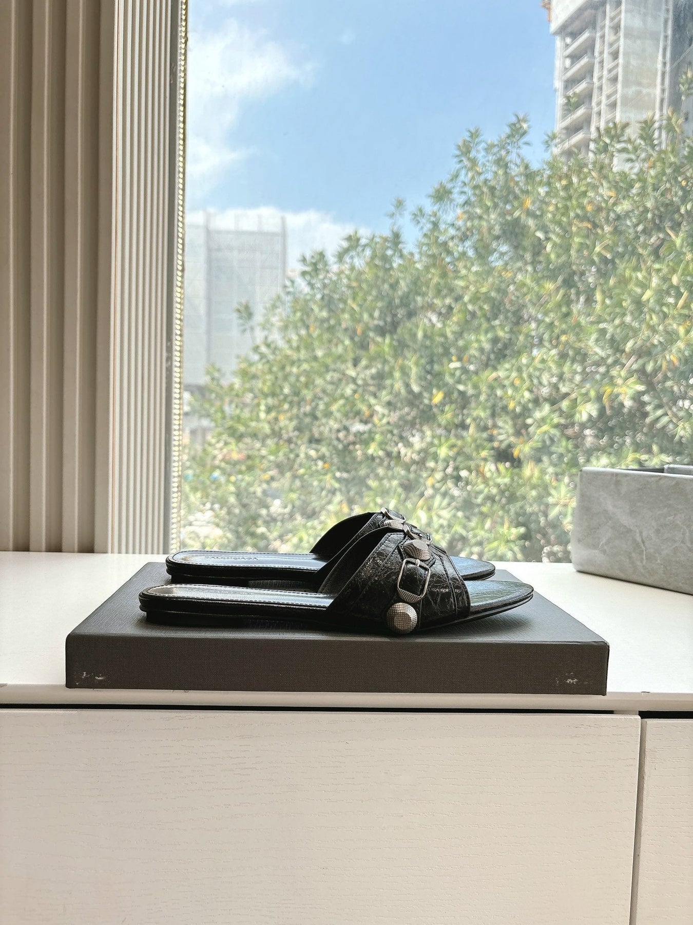 CAGOLE FLAT MULES IN BLACK CALFSKIN