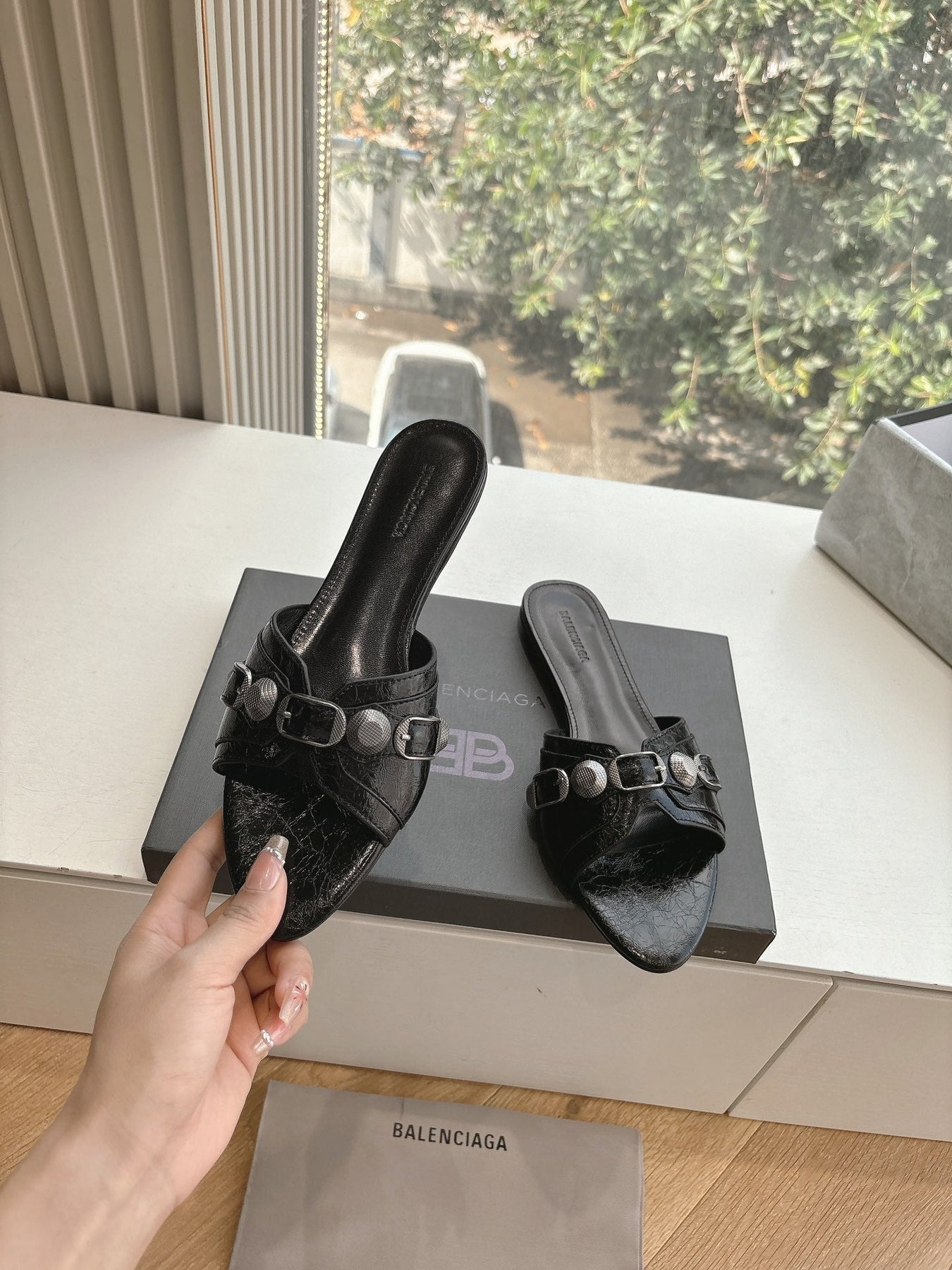 CAGOLE FLAT MULES IN BLACK CALFSKIN