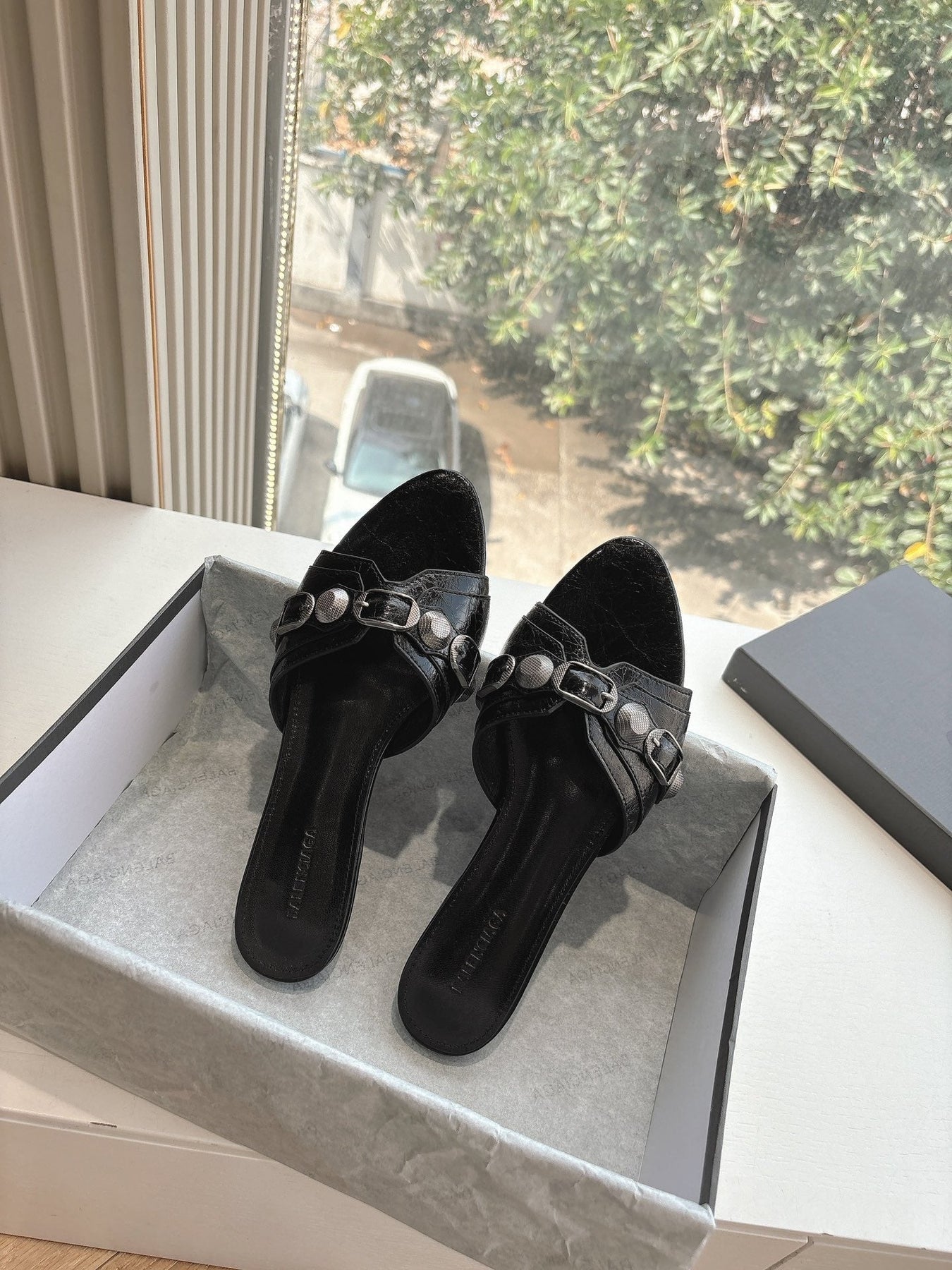 CAGOLE FLAT MULES IN BLACK CALFSKIN