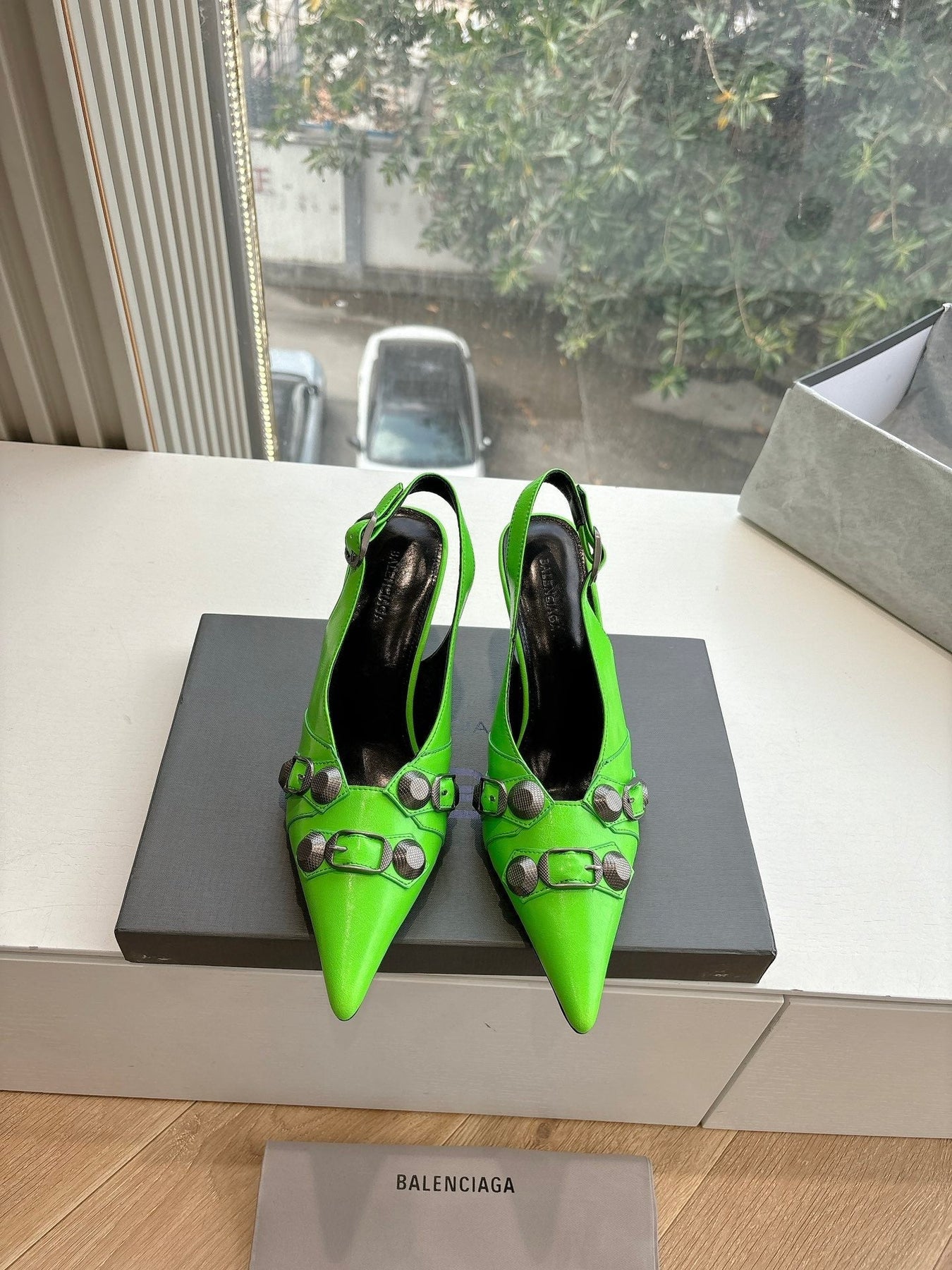 CAGOLE HIGH SLINGBACK IN NEON GREEN GLOSSY CALFSKIN