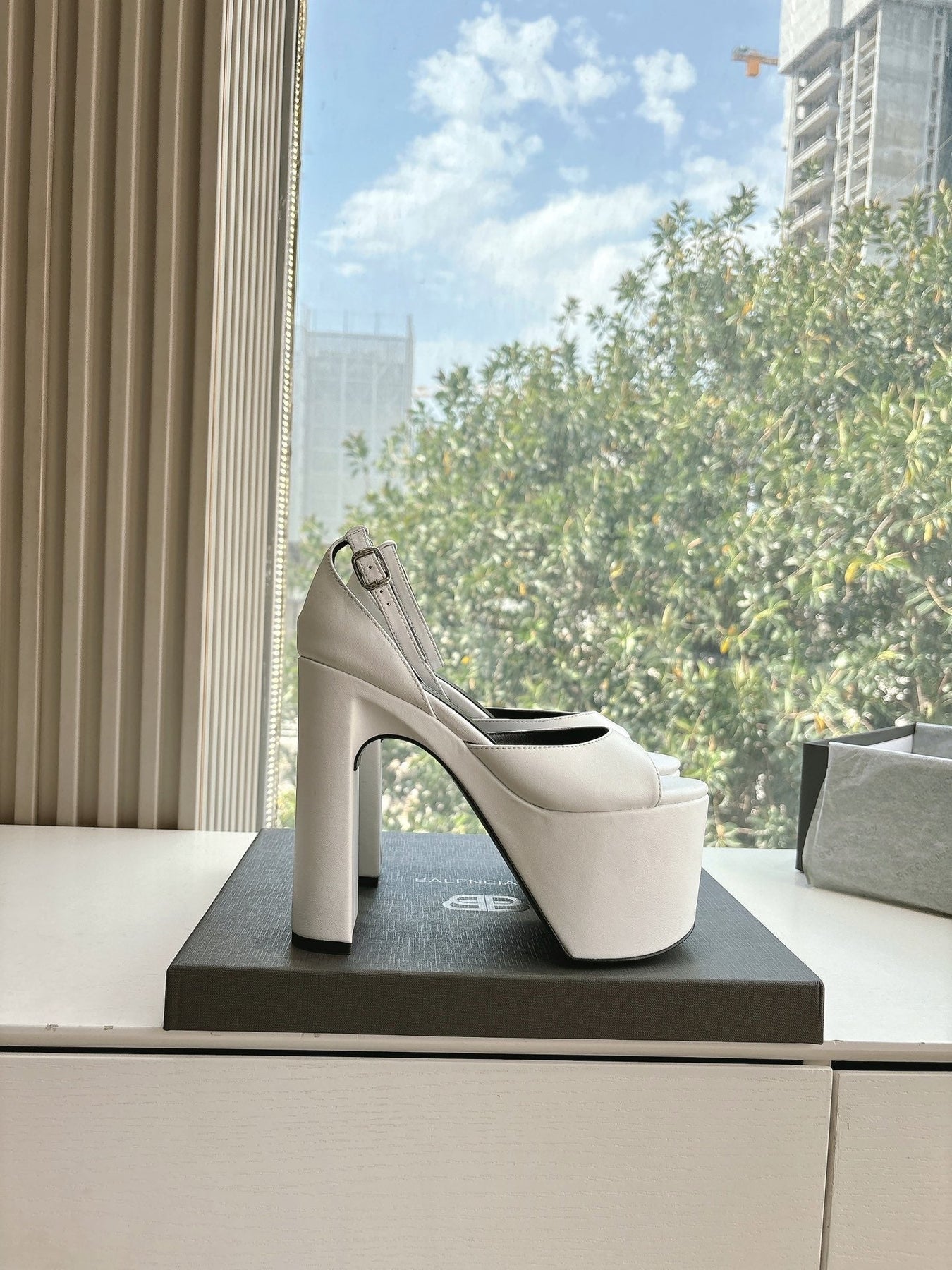 PLATFORM ANKLE STRAP HEELS IN WHITE SMOOTH CALFSKIN
