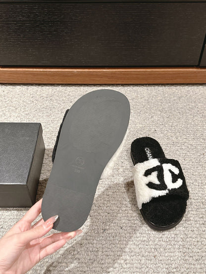 CC SLIPPERS IN BLACK MIX WHITE FLEECE
