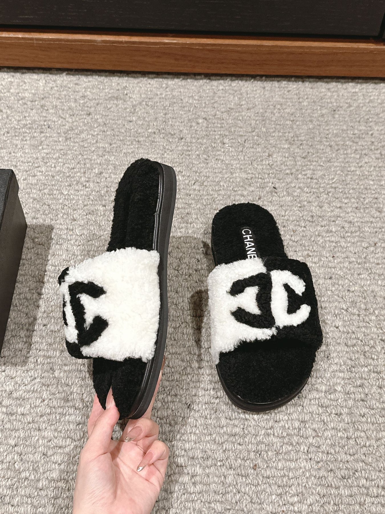 CC SLIPPERS IN BLACK MIX WHITE FLEECE