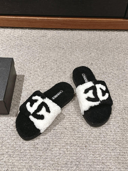 CC SLIPPERS IN BLACK MIX WHITE FLEECE