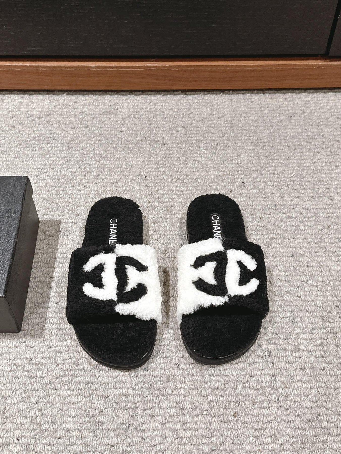 CC SLIPPERS IN BLACK MIX WHITE FLEECE