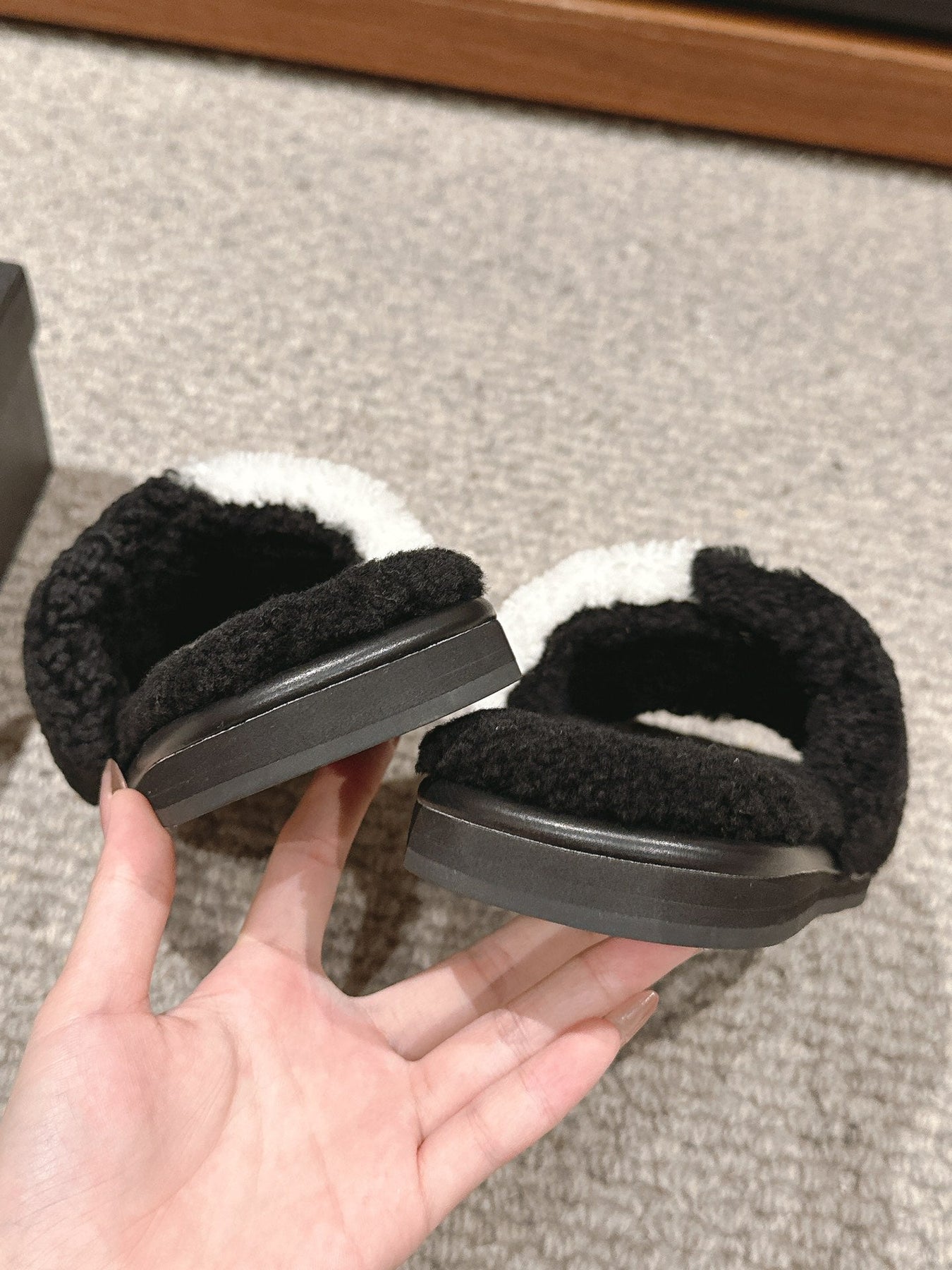 CC SLIPPERS IN BLACK MIX WHITE FLEECE