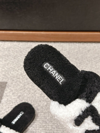 CC SLIPPERS IN BLACK MIX WHITE FLEECE