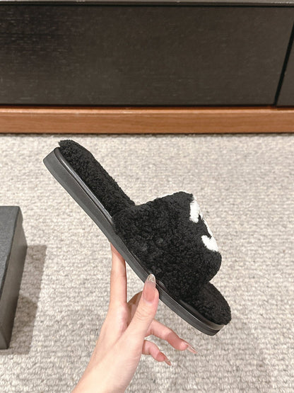 CC SLIPPERS IN BLACK MIX WHITE FLEECE