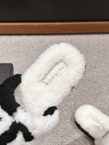 CC SLIPPERS IN WHITE MIX BLACK FLEECE