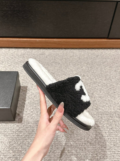 CC SLIPPERS IN WHITE MIX BLACK FLEECE