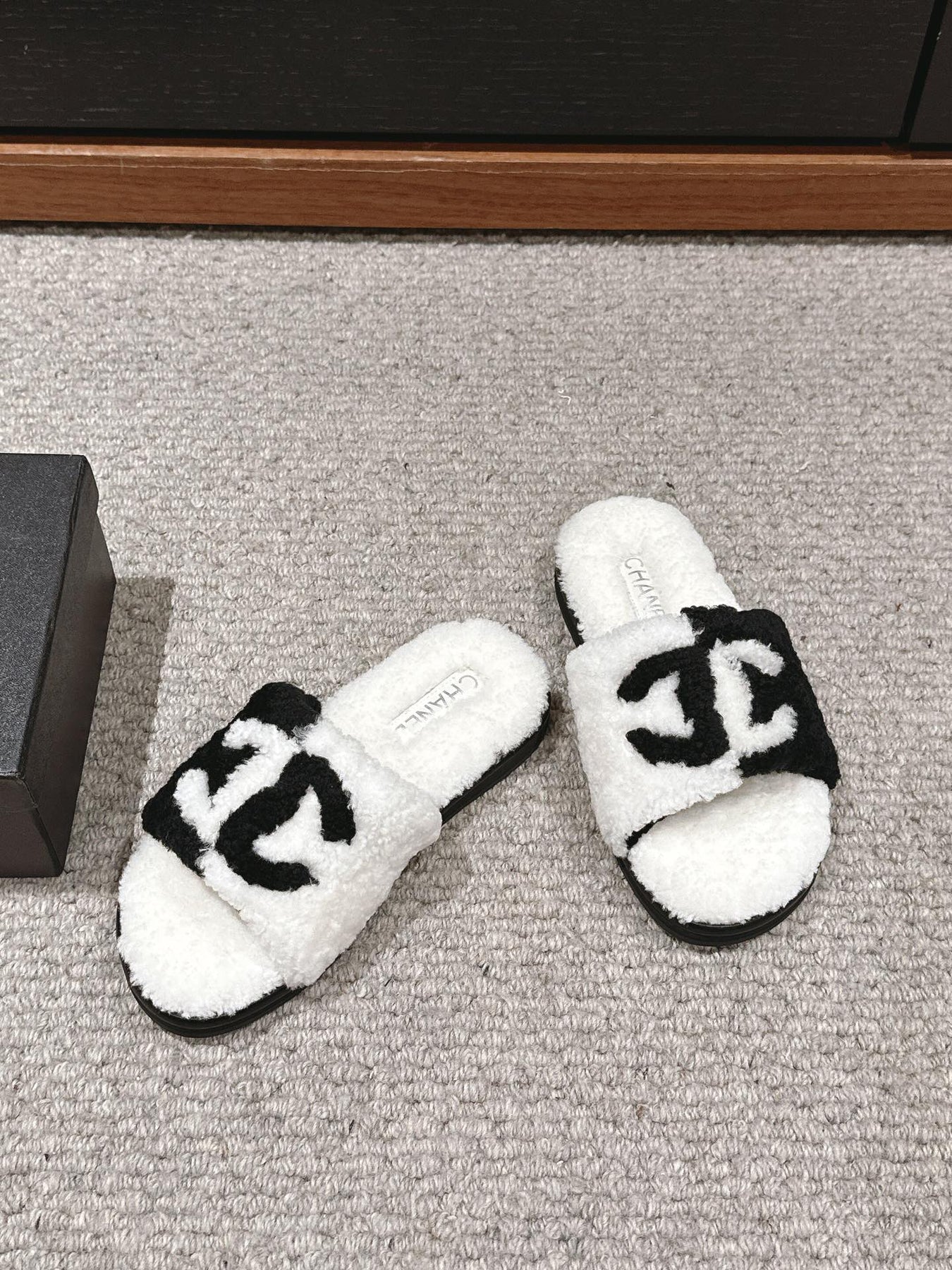 CC SLIPPERS IN WHITE MIX BLACK FLEECE