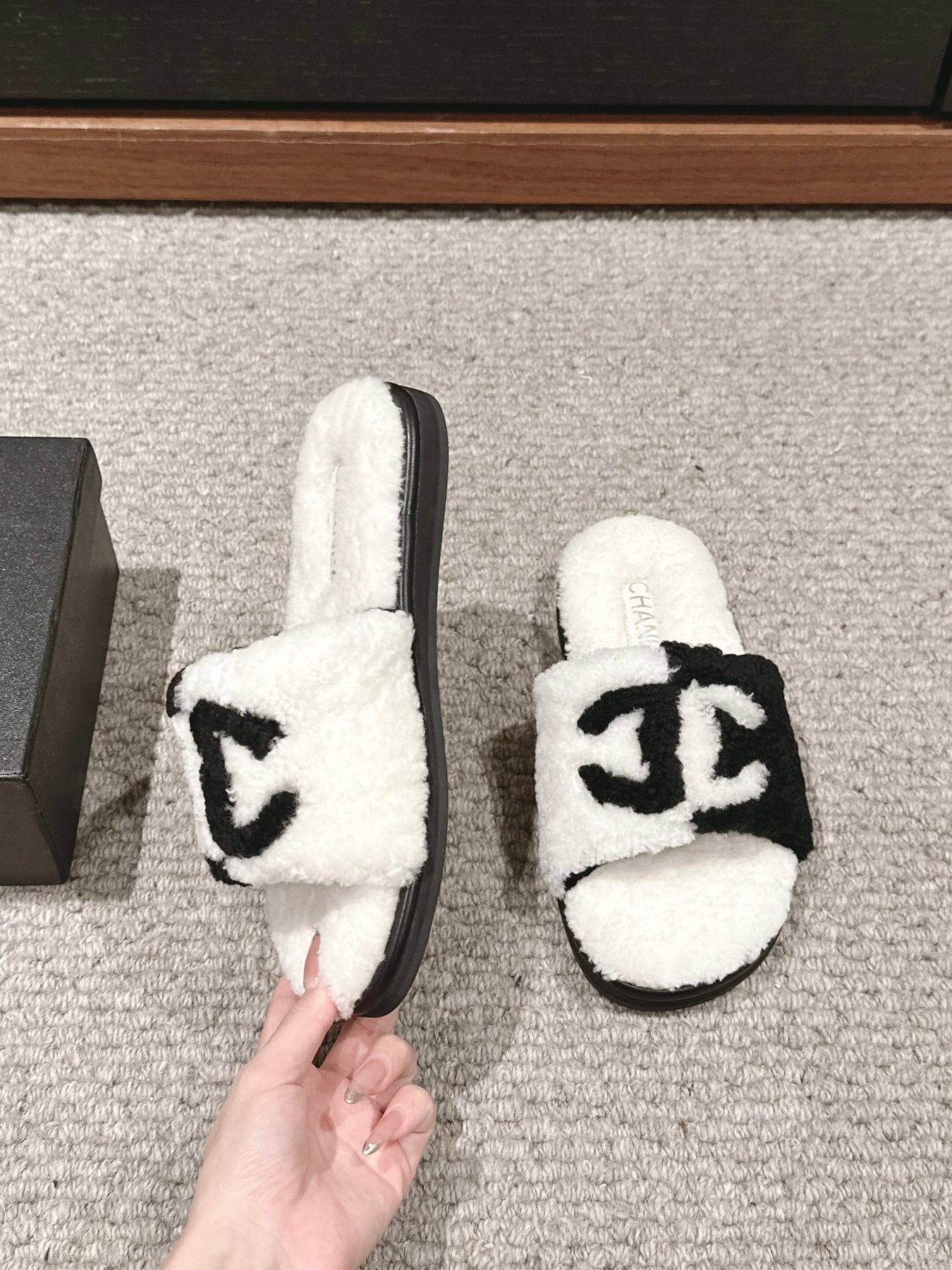 CC SLIPPERS IN WHITE MIX BLACK FLEECE