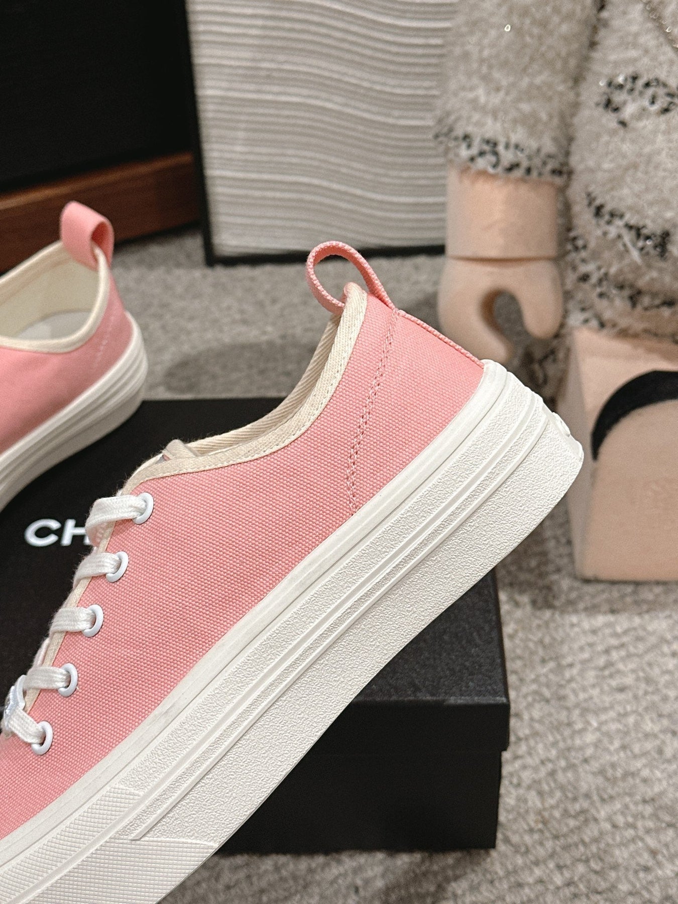 LACE-UP SNEAKERS IN PASTEL PINK CANVAS