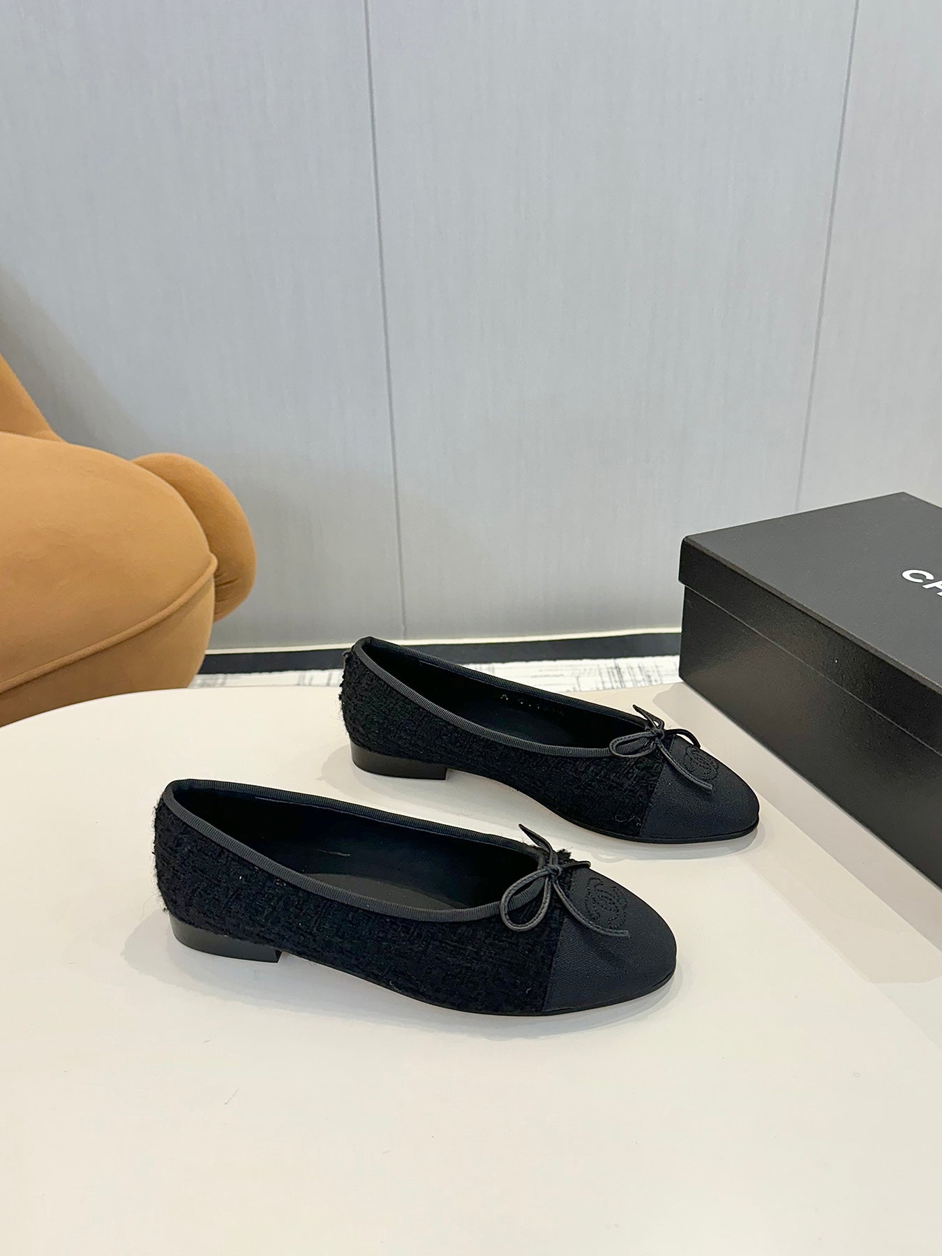 BALLET FLATS IN BLACK TWEED AND FABRIC