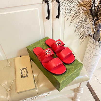 GG SANDAL WITH ROUND INTERLOCKING G IN SCARLET RED CALFSKIN