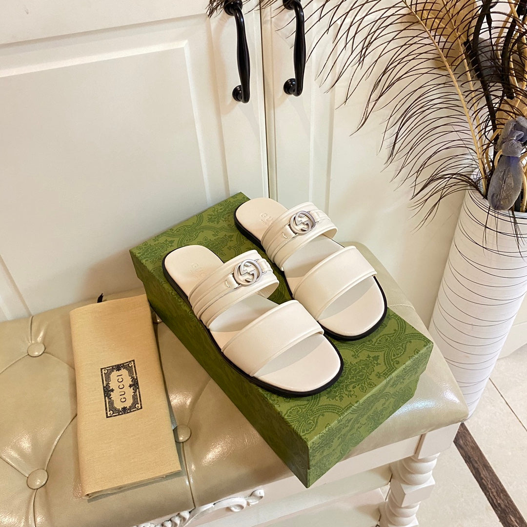 GG SANDAL WITH ROUND INTERLOCKING G IN WHITE CALFSKIN