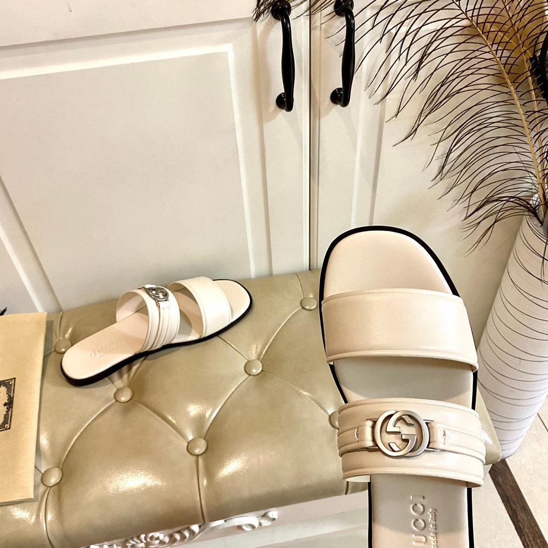 GG SANDAL WITH ROUND INTERLOCKING G IN WHITE CALFSKIN
