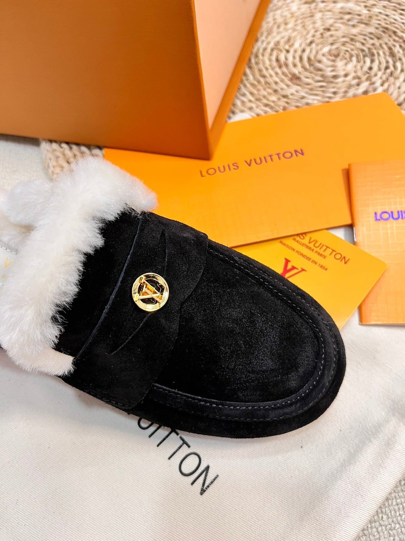 LV COSY FLAT COMFORT CLOG IN BLACK SUEDE AND SHEARLING LINING