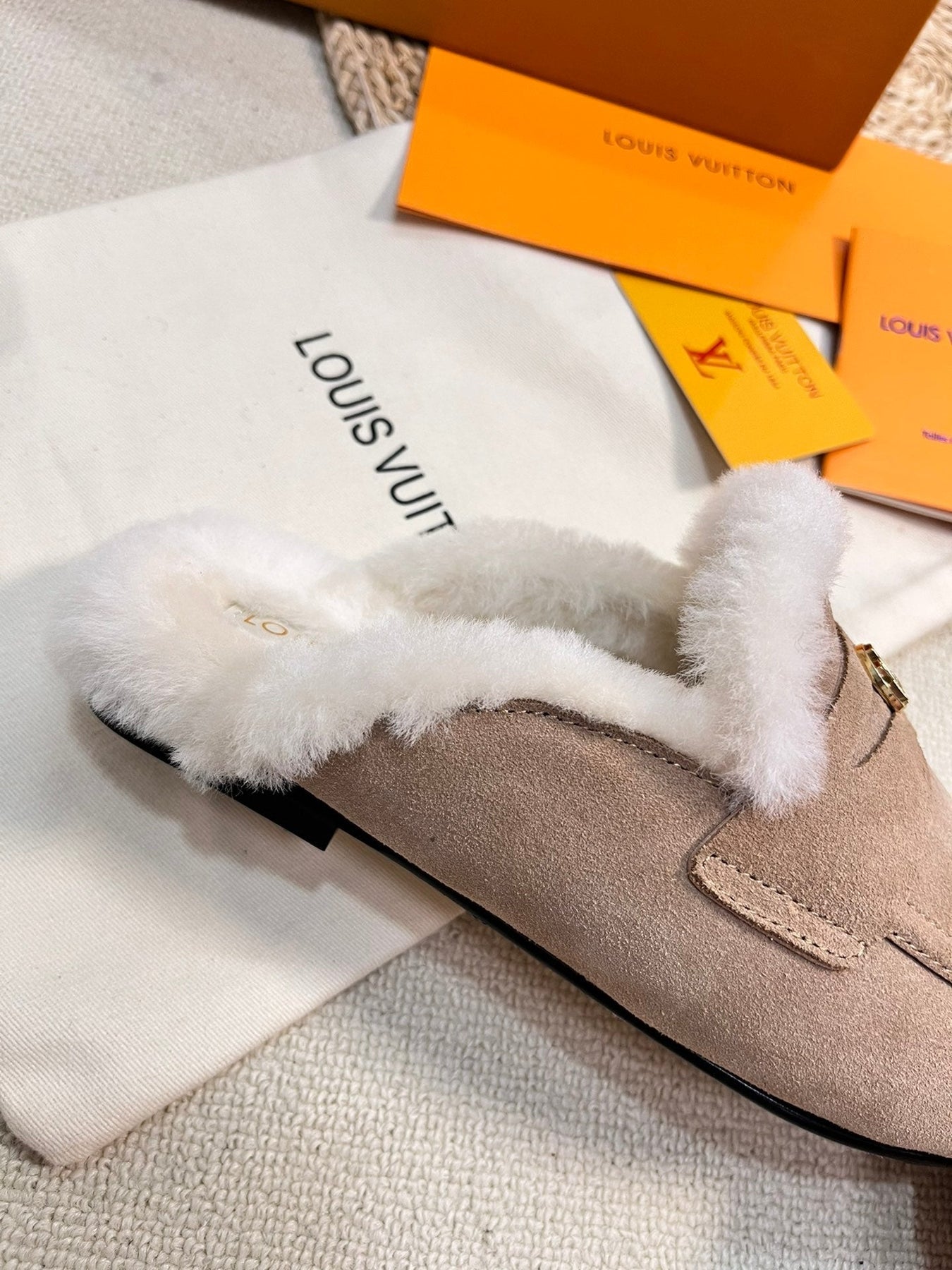 LV COSY FLAT COMFORT CLOG IN MEDIUM BROWN SUEDE AND SHEARLING LINING