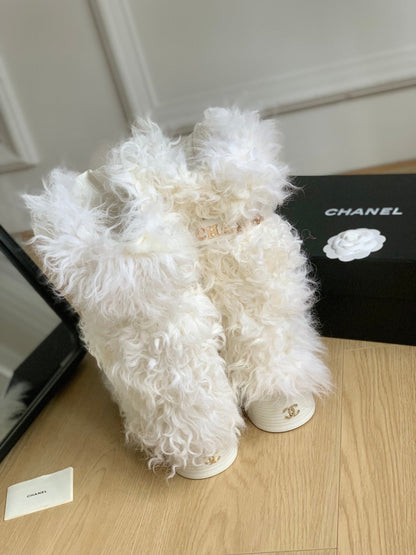 CC ANKLE HIGH BOOTS IN WHITE MIX BLACK WOOL FUR