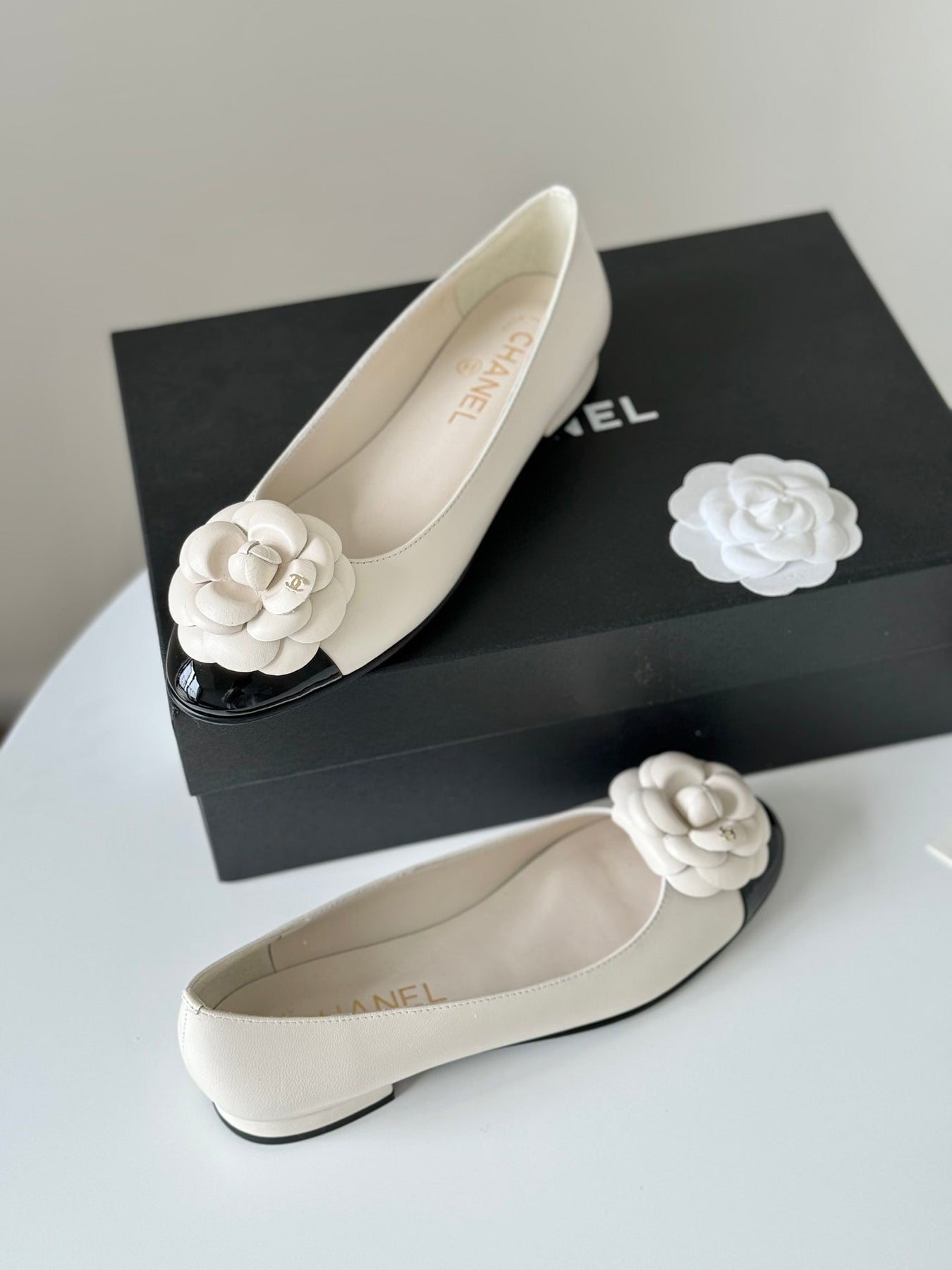 BALLET FLAT WHITE LAMBSKIN WITH FLOWER