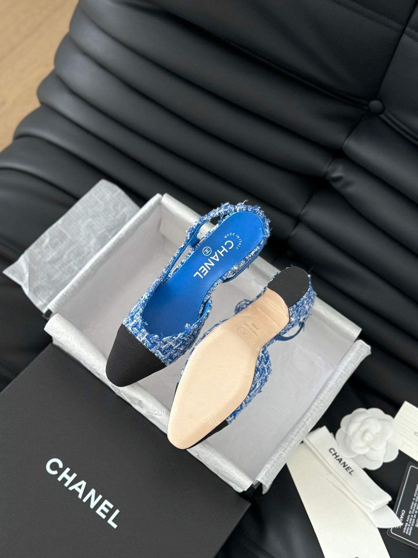 HIGH SLINGBACK IN COBALT BLUE TWEED AND BLACK LAMBSKIN