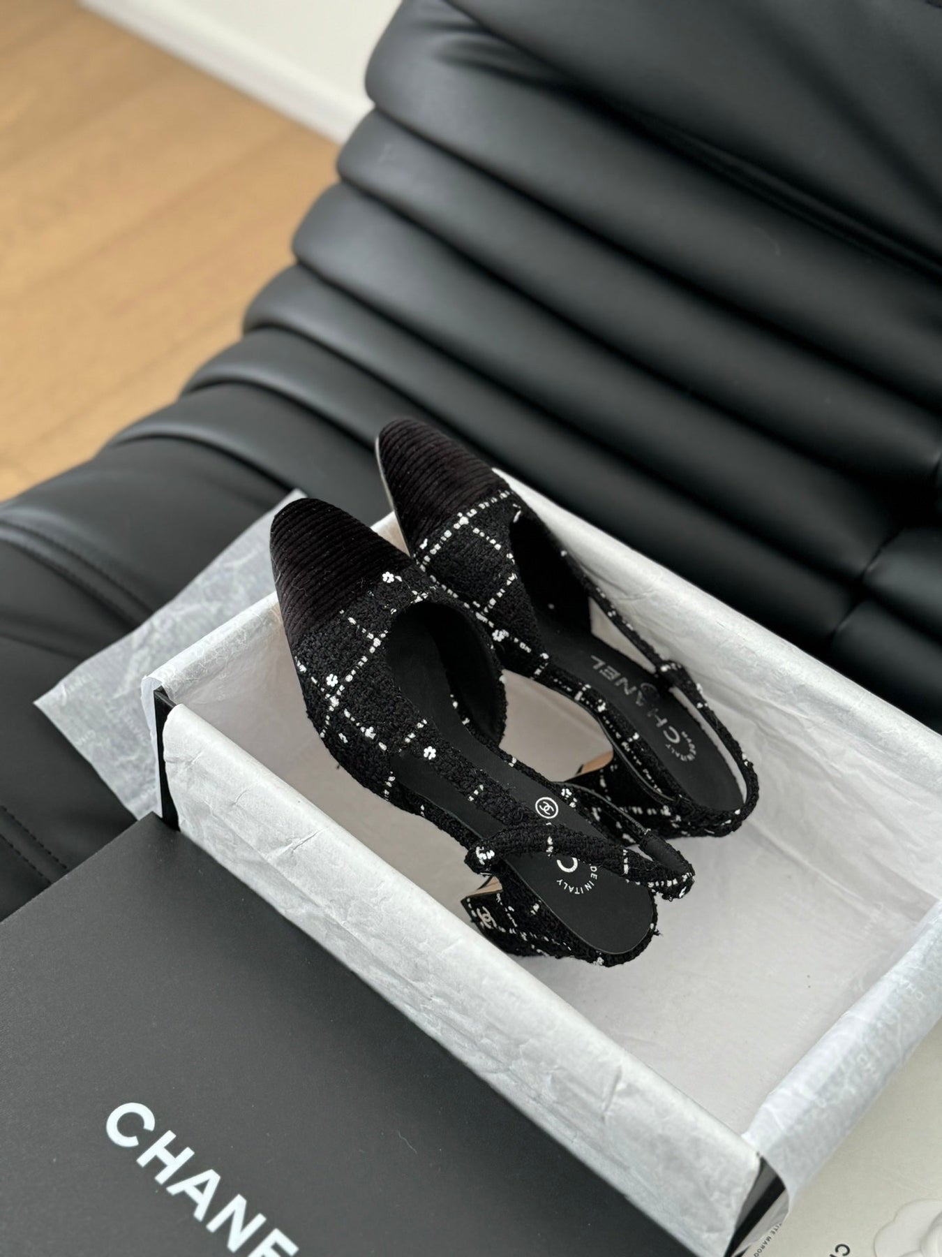 HIGH SLINGBACK IN BLACK TWEED AND LAMBSKIN