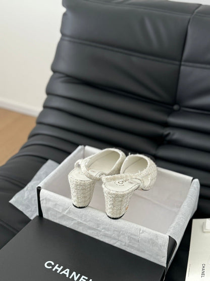 HIGH SLINGBACK IN WHITE TWEED AND BLACK LAMBSKIN