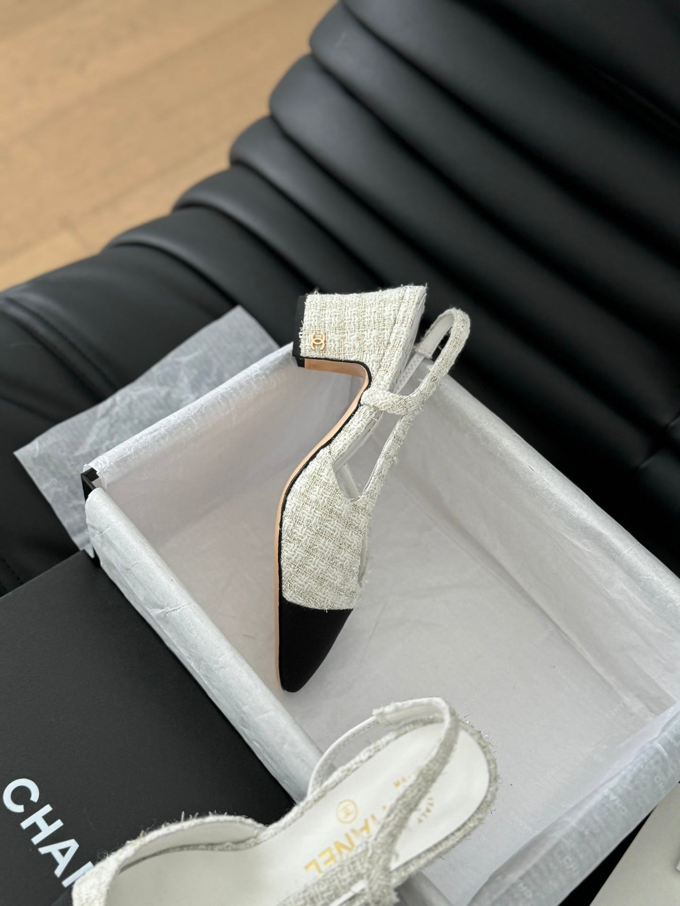 HIGH SLINGBACK IN WHITE TWEED AND BLACK LAMBSKIN