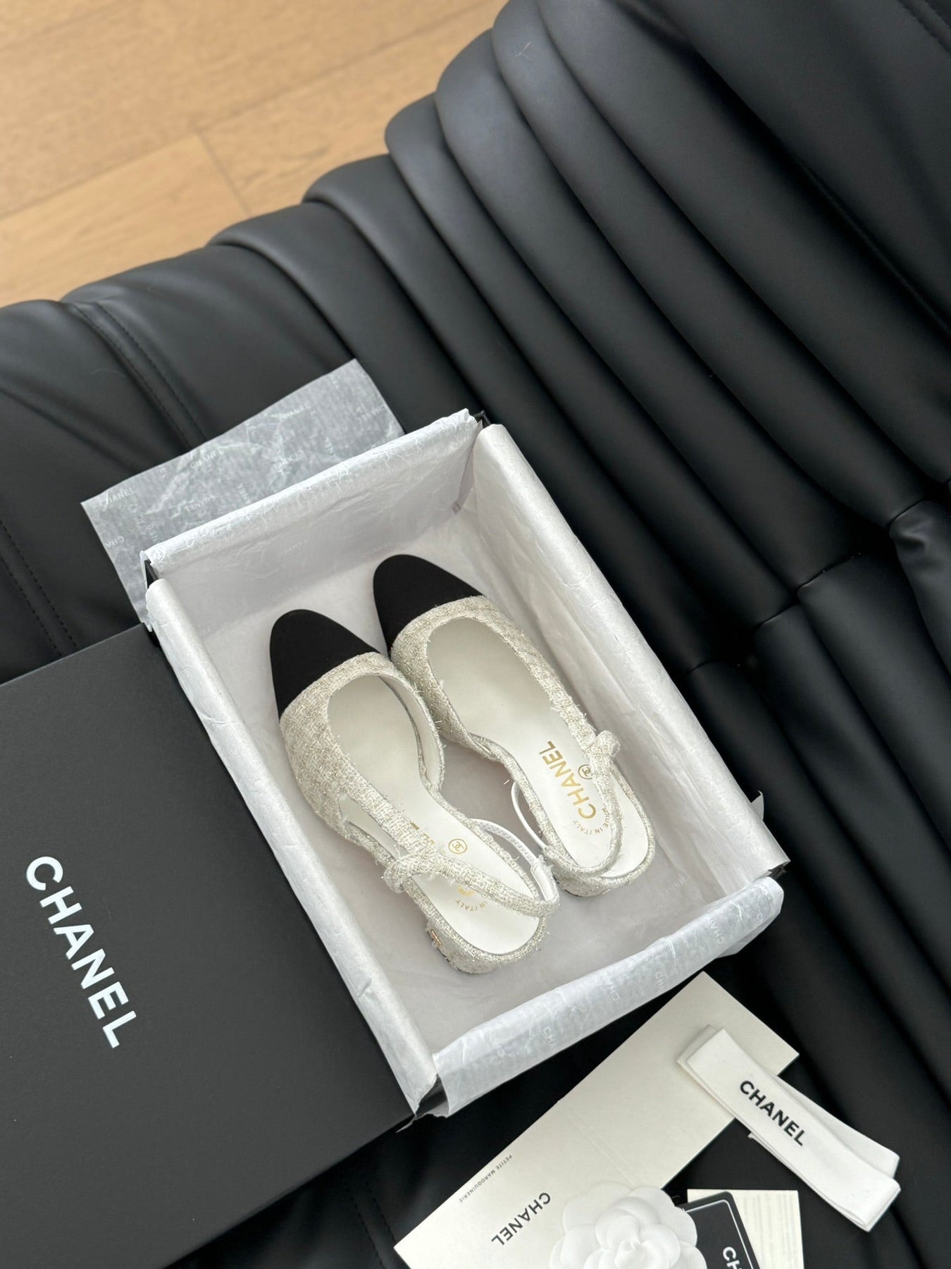 HIGH SLINGBACK IN WHITE TWEED AND BLACK LAMBSKIN