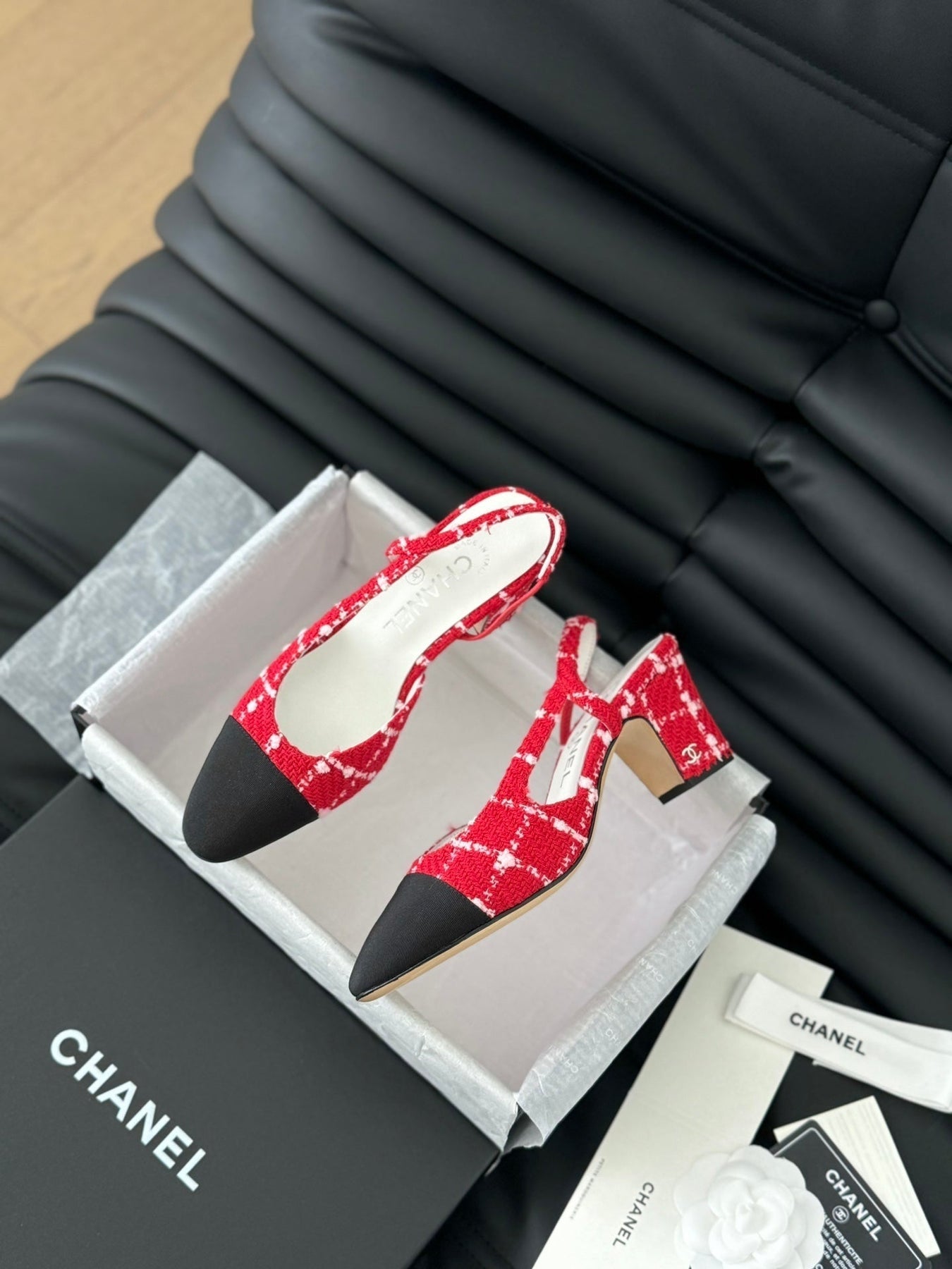 HIGH SLINGBACK IN CHERRY RED TWEED AND BLACK LAMBSKIN