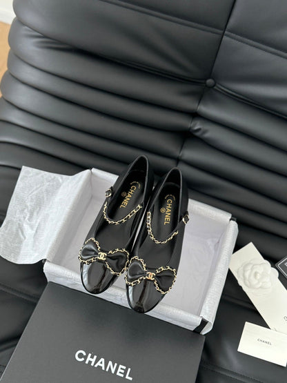 CC BALLET FLATS IN BLACK LAMBSKIN WITH GOLD HARDWARE