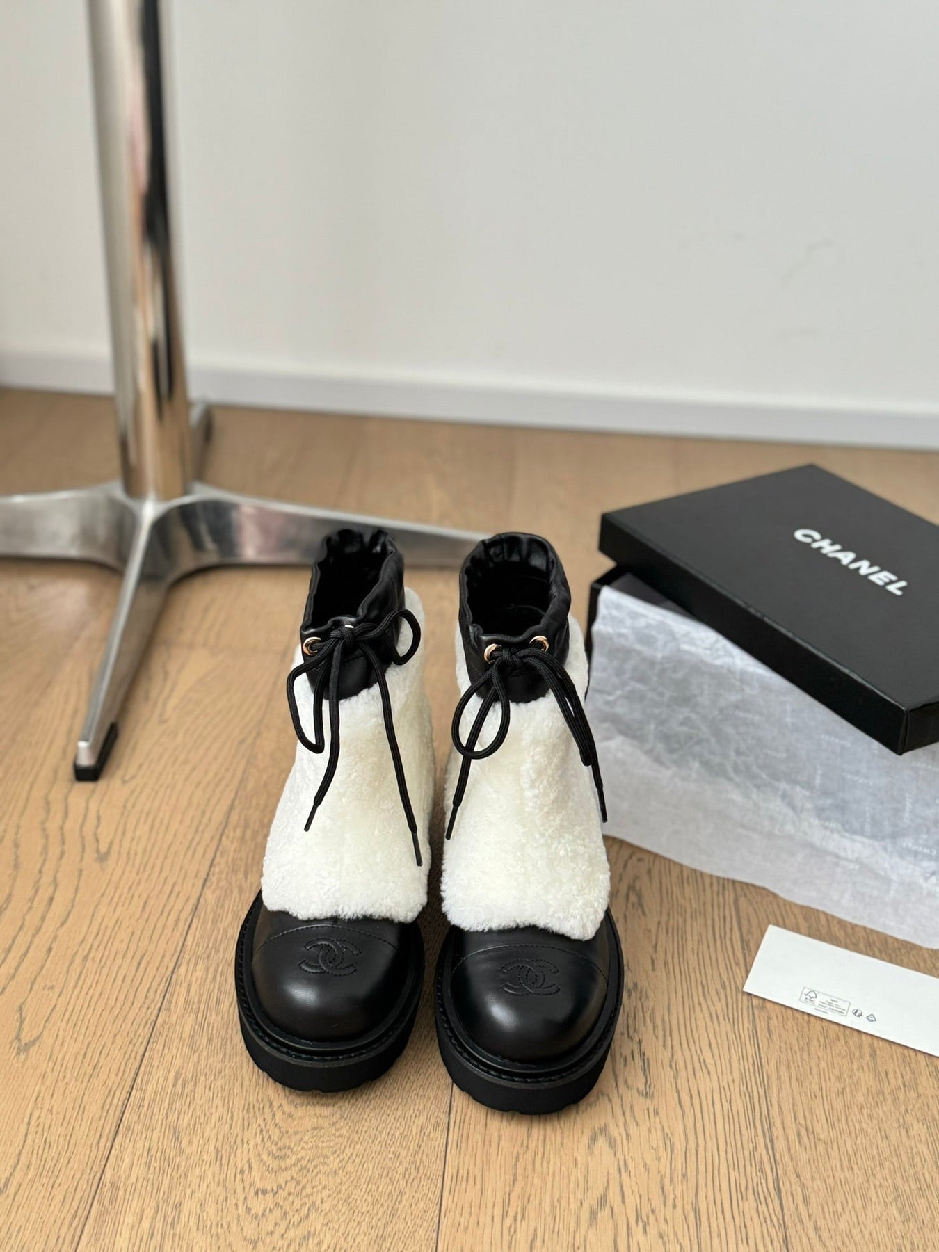 CC CHUNKY BOOTS IN WHITE SMOOTH FLEECE AND BLACK CALFSKIN