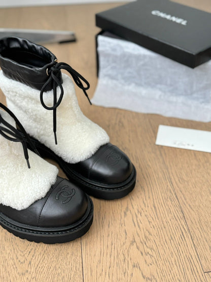 CC CHUNKY BOOTS IN WHITE SMOOTH FLEECE AND BLACK CALFSKIN