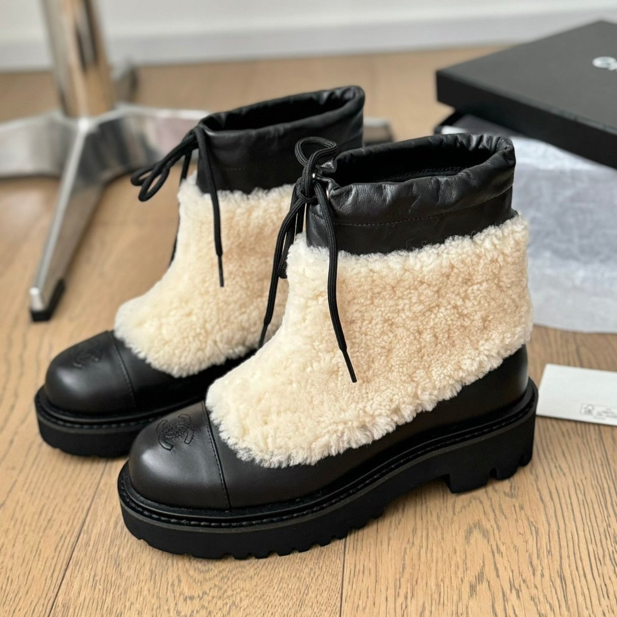 CC CHUNKY BOOTS IN BISQUE BEIGE SMOOTH FLEECE AND BLACK CALFSKIN