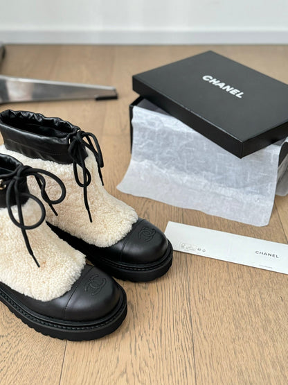 CC CHUNKY BOOTS IN BISQUE BEIGE SMOOTH FLEECE AND BLACK CALFSKIN