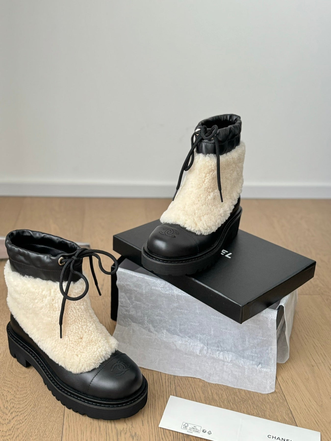CC CHUNKY BOOTS IN BISQUE BEIGE SMOOTH FLEECE AND BLACK CALFSKIN