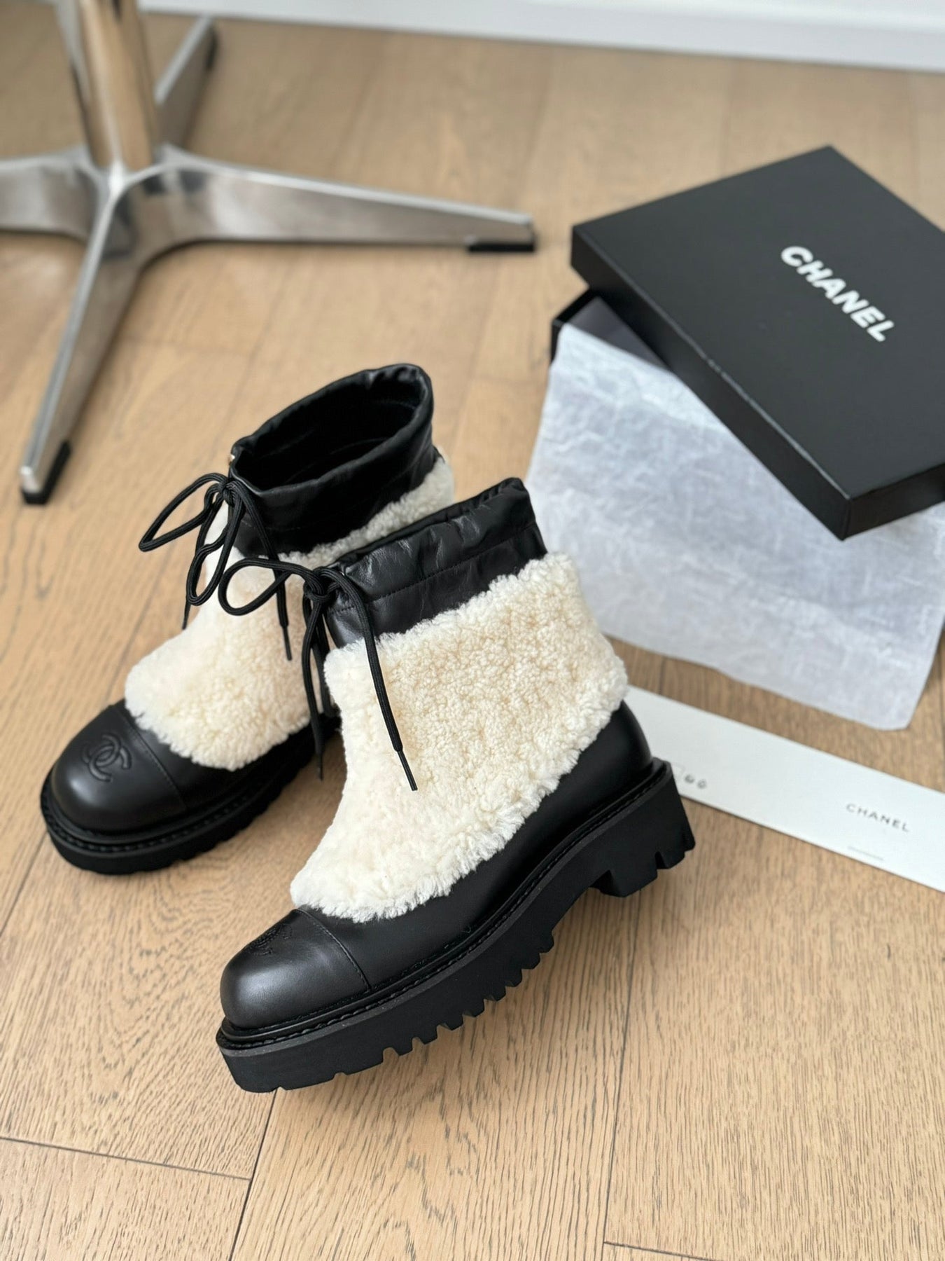 CC CHUNKY BOOTS IN BISQUE BEIGE SMOOTH FLEECE AND BLACK CALFSKIN