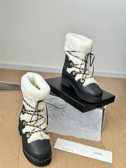 CC CHUNKY SKATEBOARDING BOOTS IN WHITE SMOOTH FLEECE MIX BLACK CALFSKIN