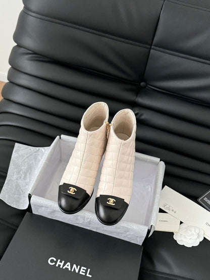 CC SHORT BOOTS 65 MM IN WHITE MIX BLACK QUILTED PATTERN LAMBSKIN