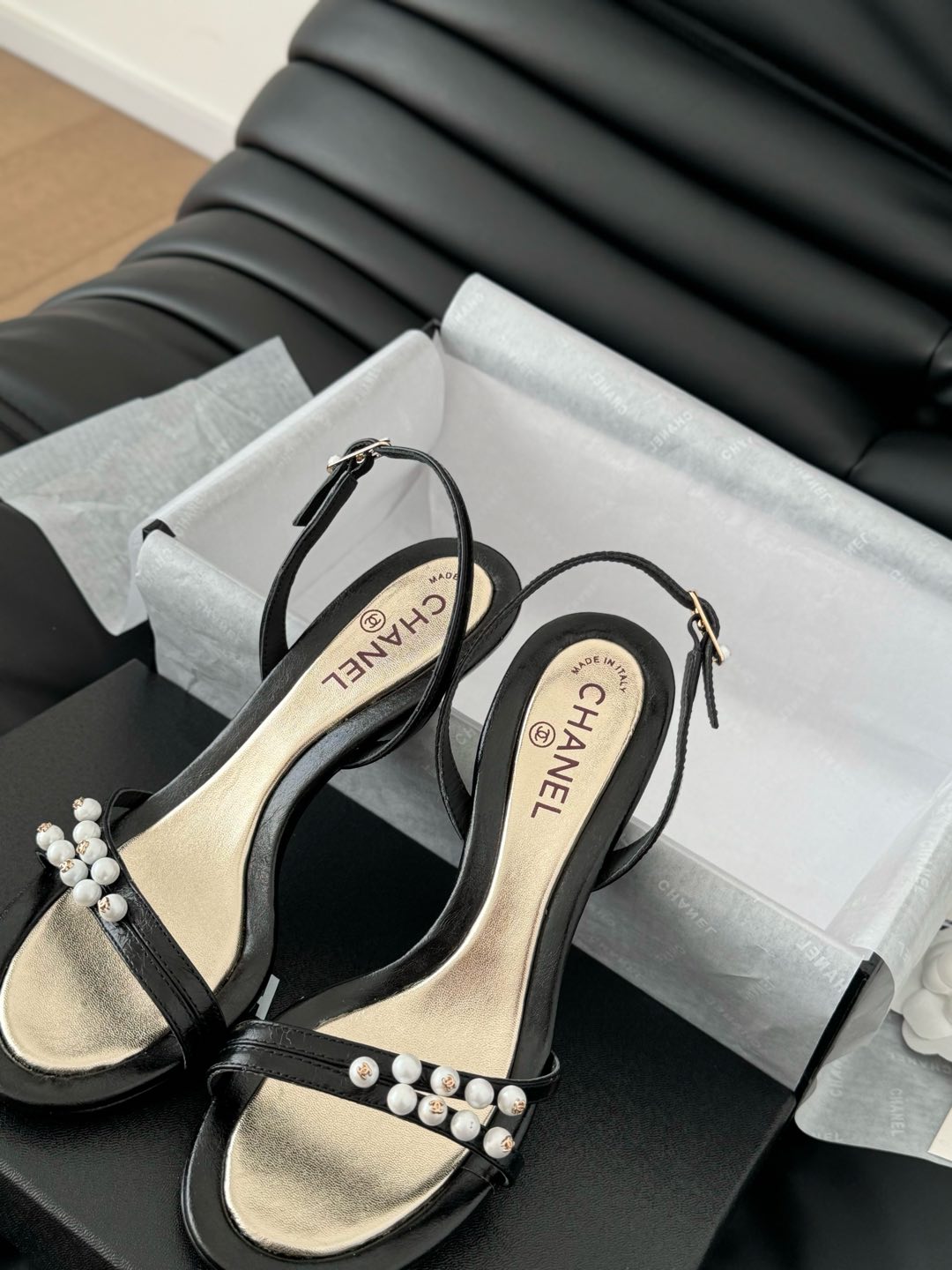 PEARL SANDAL IN BLACK AND GOLD LAMBSKIN 75 MM