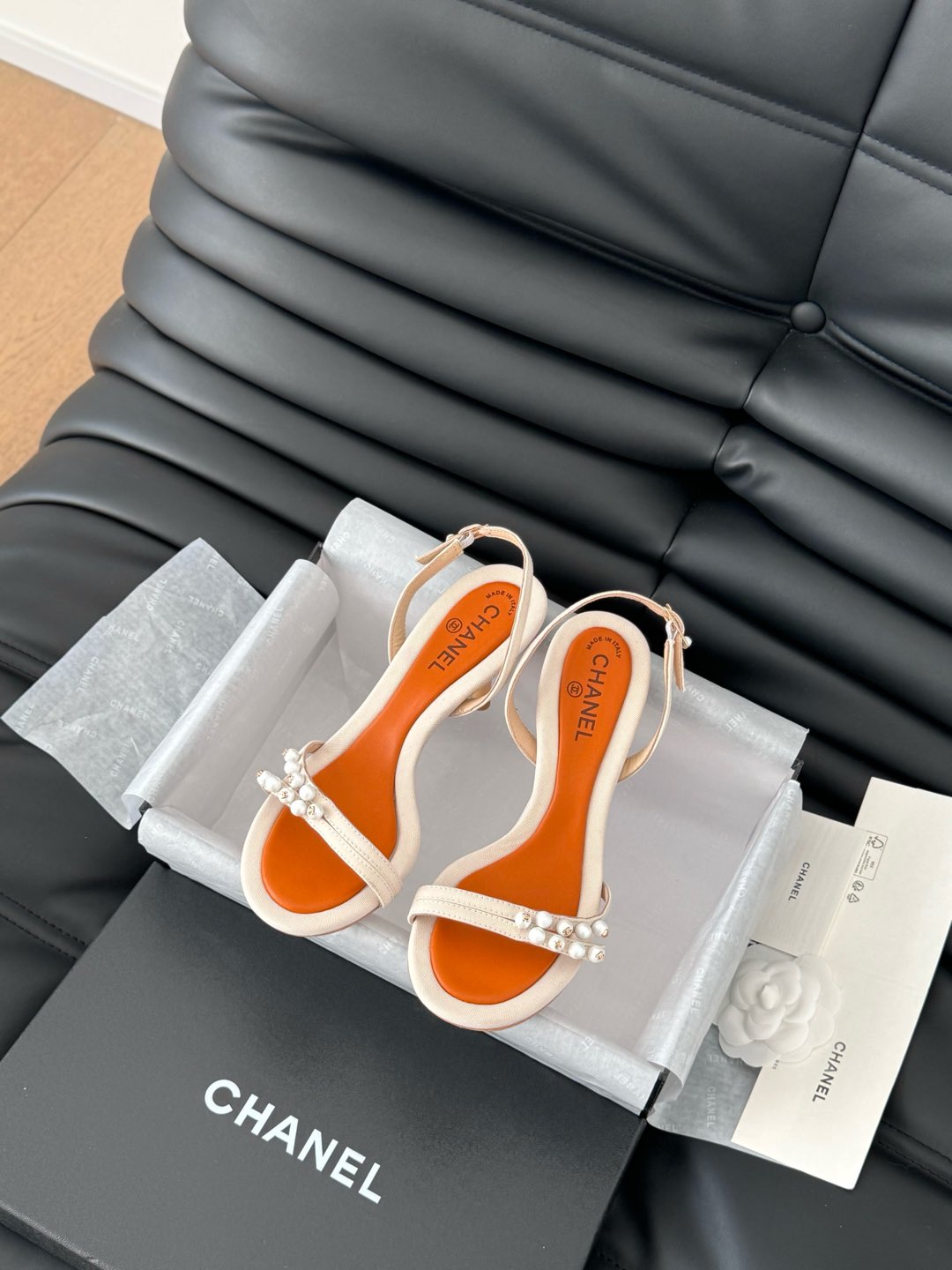 PEARL SANDAL IN WHITE AND VIVID ORANGE LAMBSKIN 75 MM