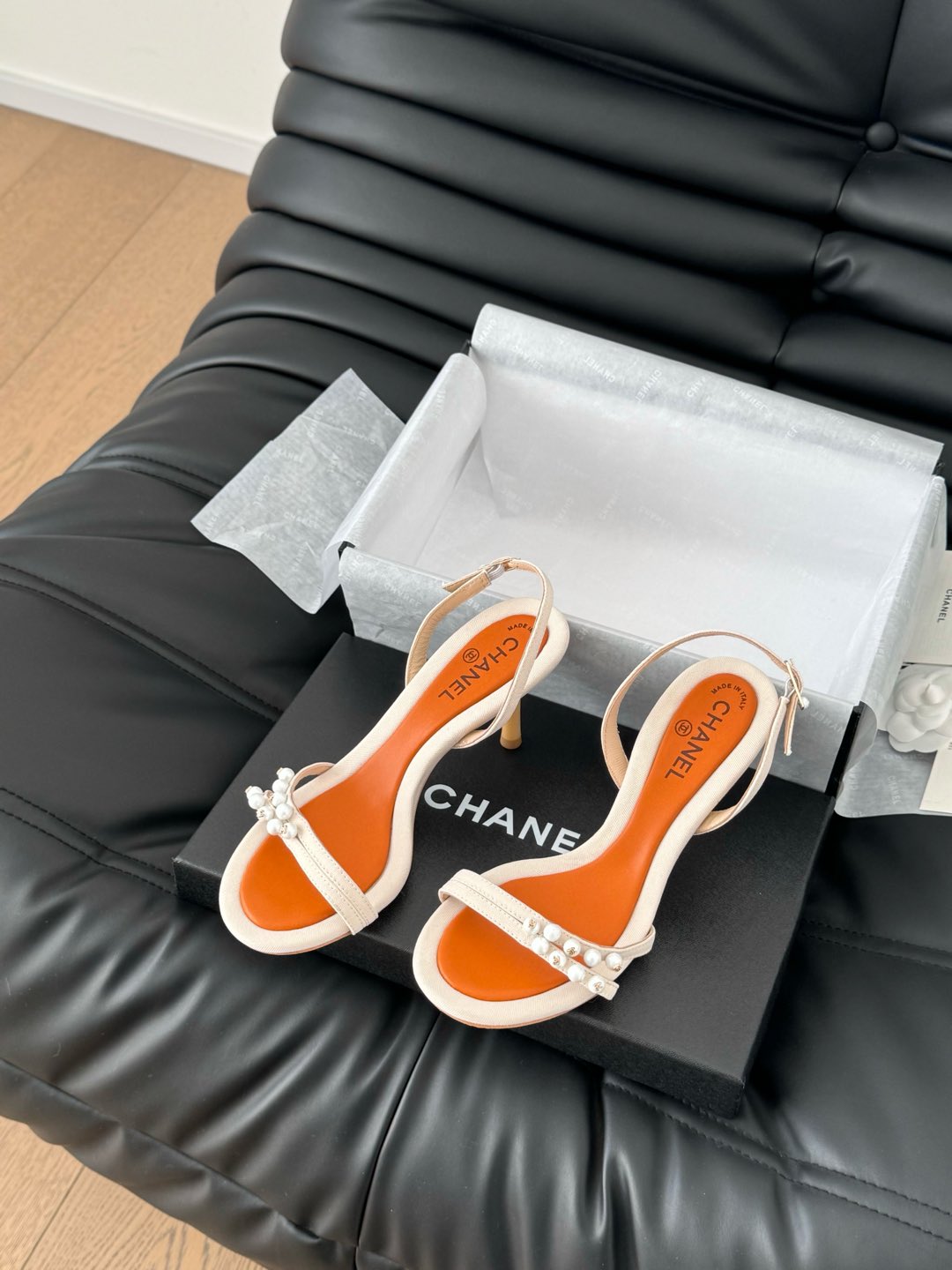 PEARL SANDAL IN WHITE AND VIVID ORANGE LAMBSKIN 75 MM