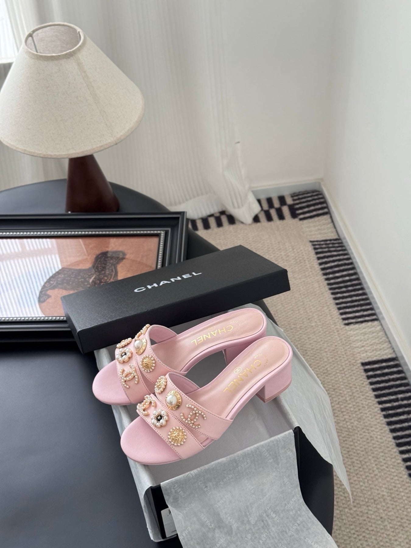 MULE SLIDE SANDALS IN PINK LAMBSKIN WITH LOGO STICKER DETAIL