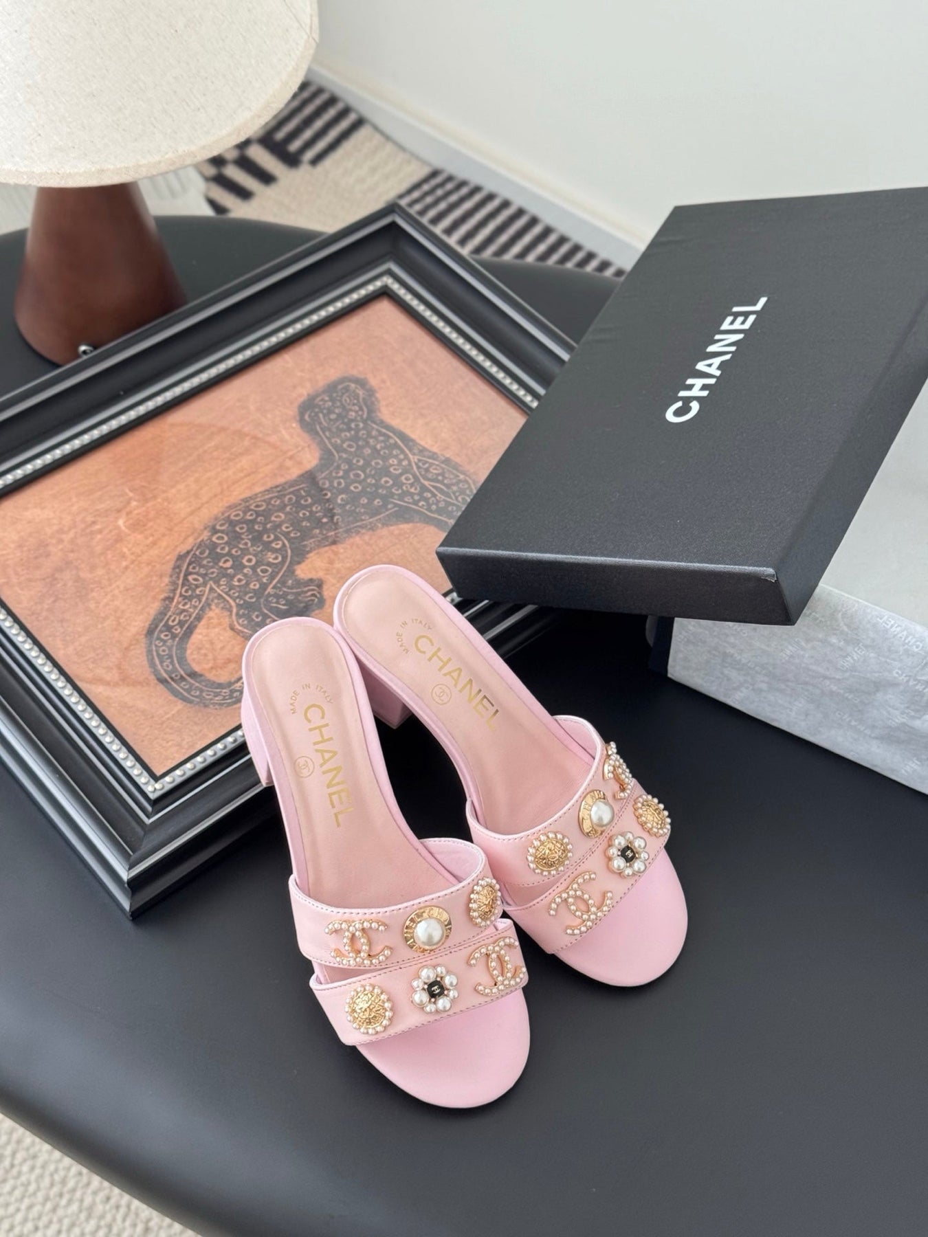 MULE SLIDE SANDALS IN PINK LAMBSKIN WITH LOGO STICKER DETAIL