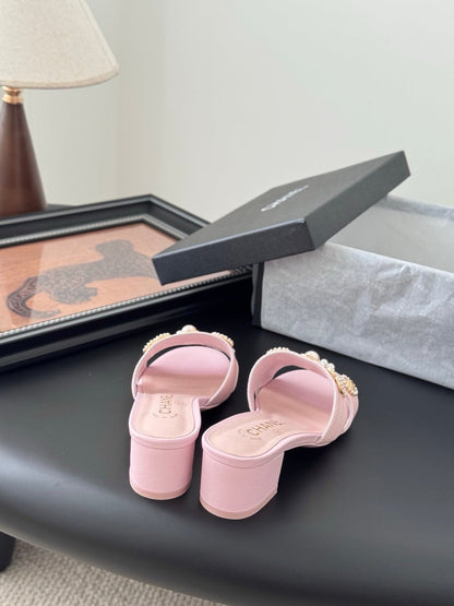 MULE SLIDE SANDALS IN PINK LAMBSKIN WITH LOGO STICKER DETAIL
