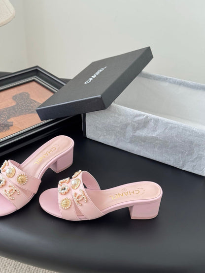 MULE SLIDE SANDALS IN PINK LAMBSKIN WITH LOGO STICKER DETAIL